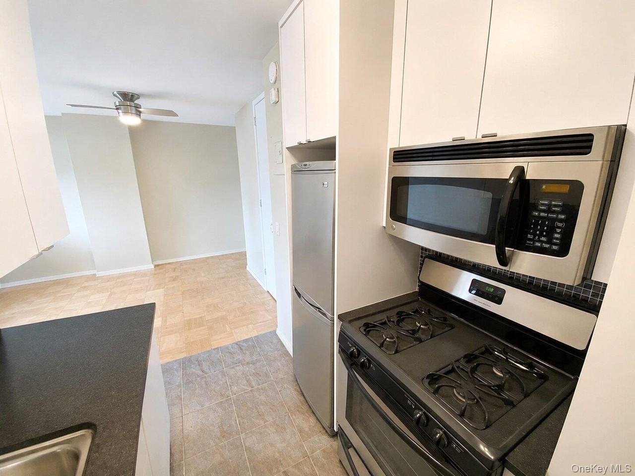 27110 Grand Central Pkwy #2U - Photo 7 of 23