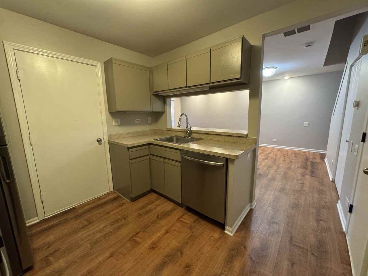 407 Trenton Ct - Photo 6 of 18