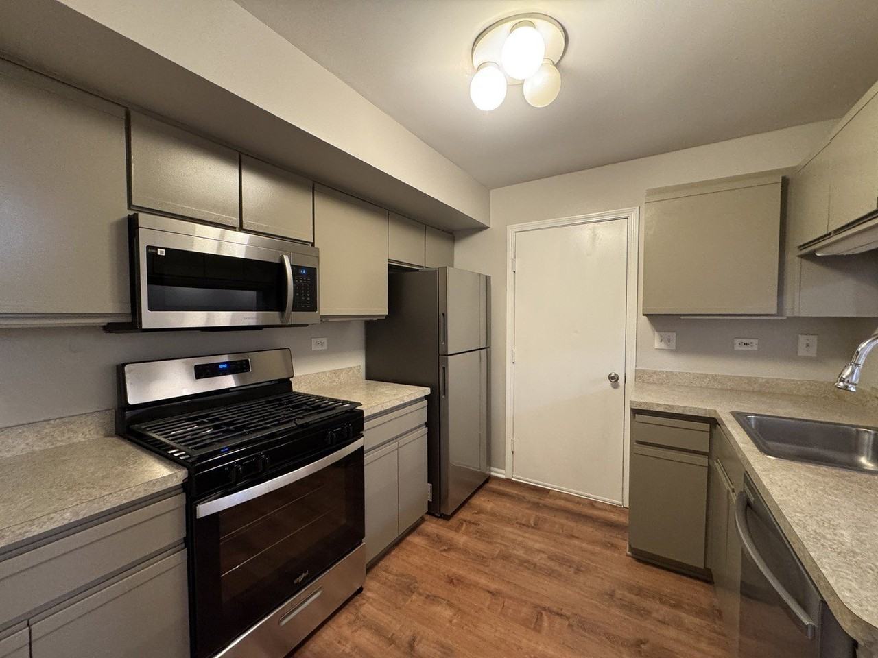 407 Trenton Ct - Photo 7 of 18