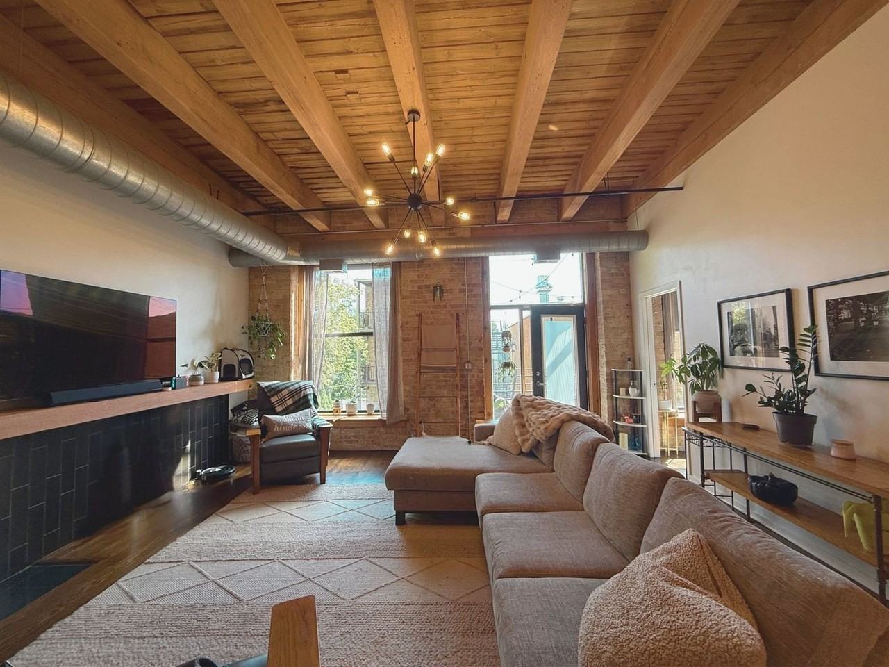 2511 W Moffat St #201 - Photo 3 of 20
