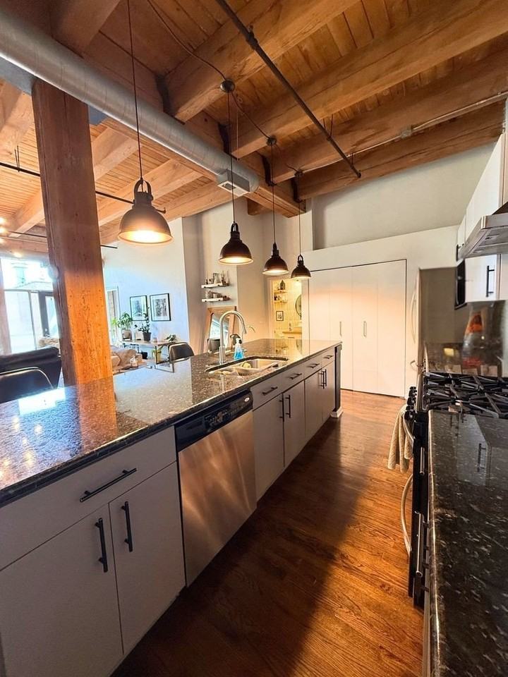 2511 W Moffat St #201 - Photo 7 of 20