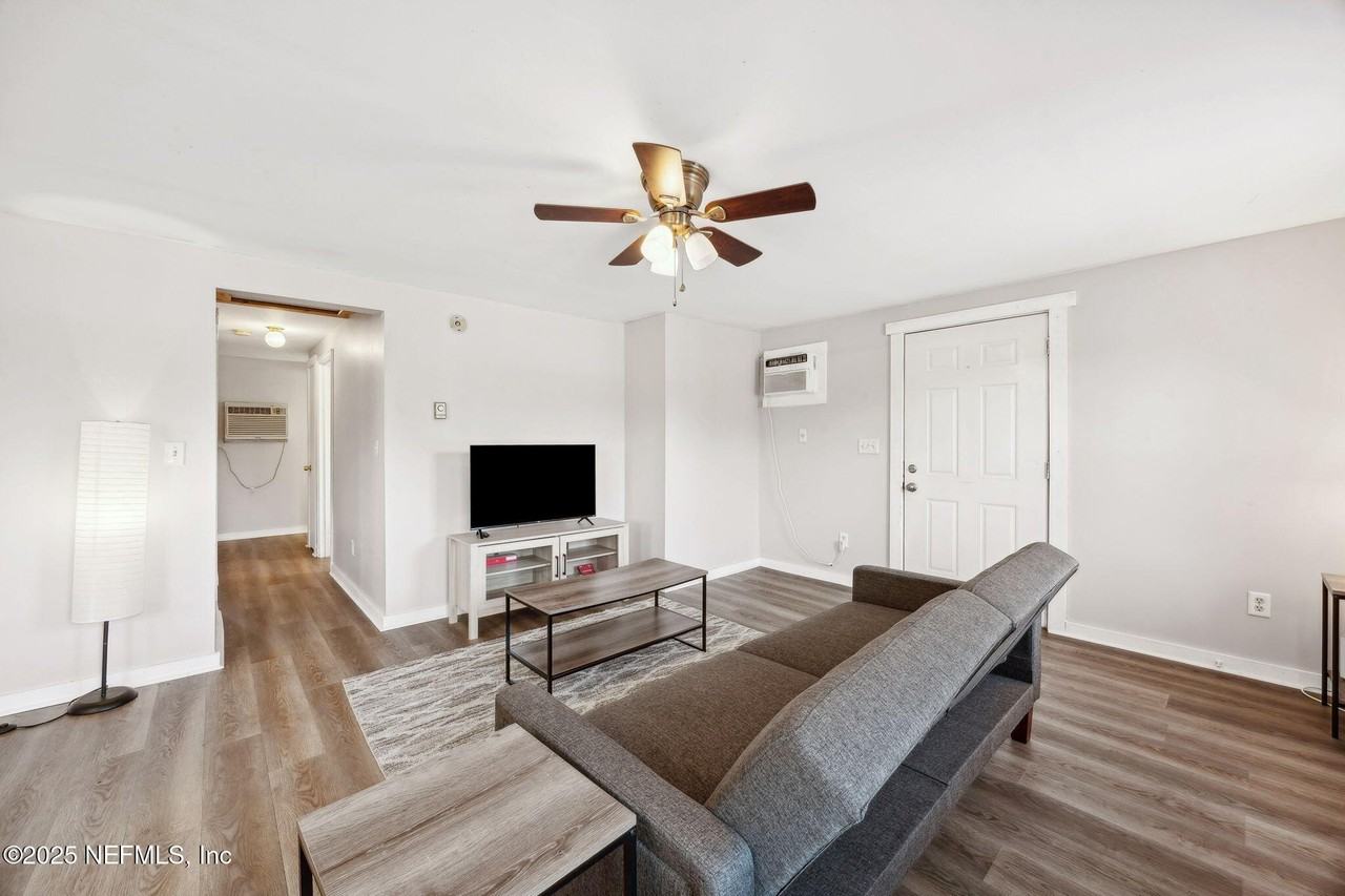 5342 Kingsbury St - Photo 4 of 12