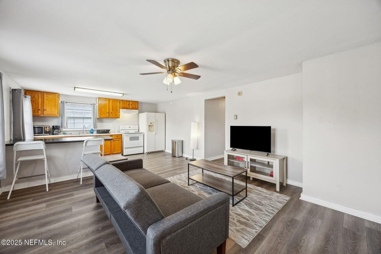 5342 Kingsbury St - Photo 6 of 12