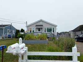 featured image of 33 Breach Dr #FRONT