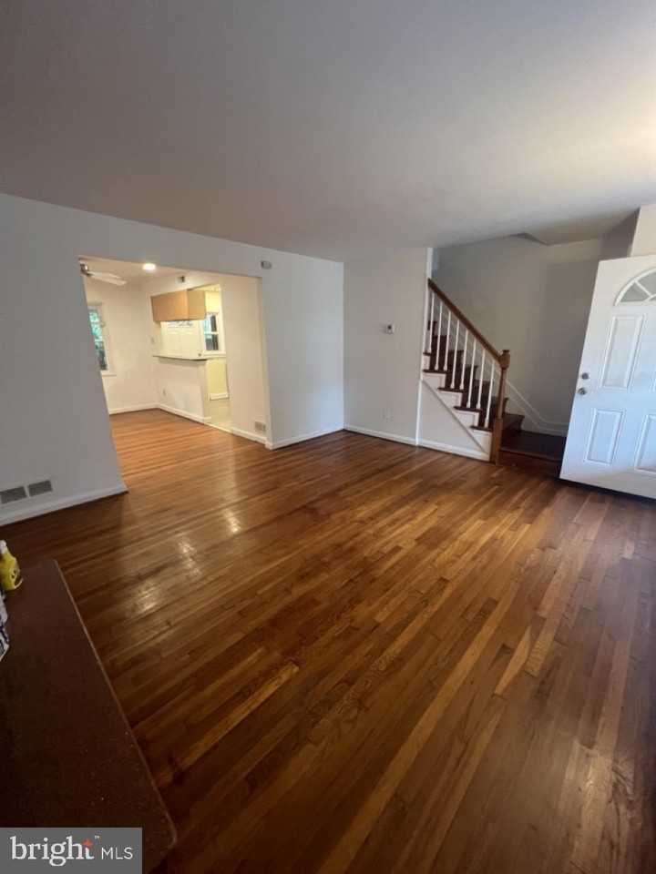 927 Southridge Rd - Photo 3 of 19