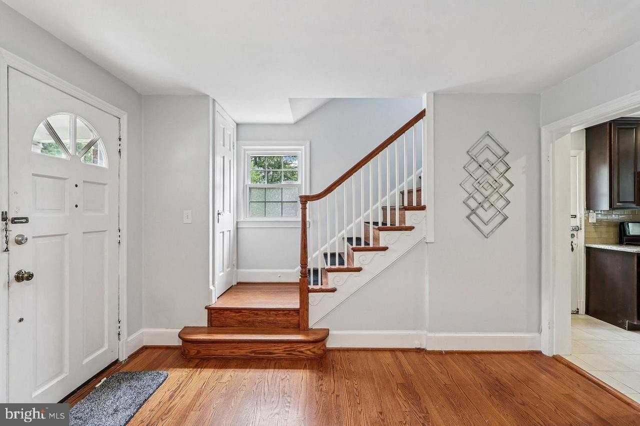 834 N Woodrow St - Photo 2 of 28