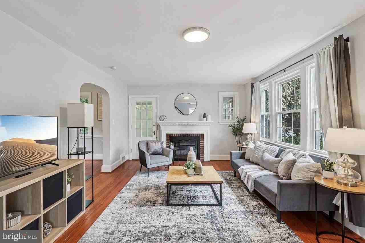 834 N Woodrow St - Photo 4 of 28
