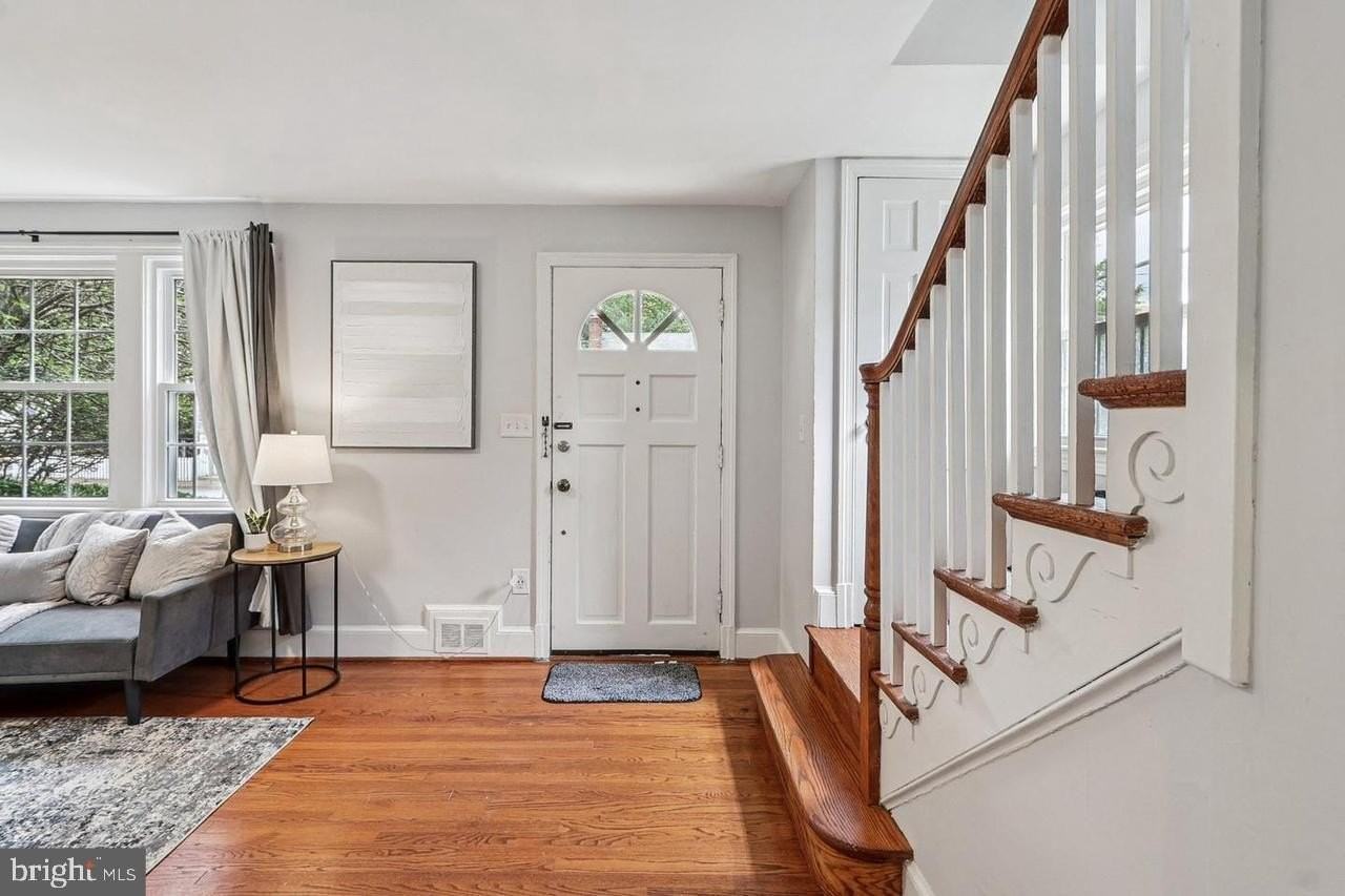 834 N Woodrow St - Photo 6 of 28