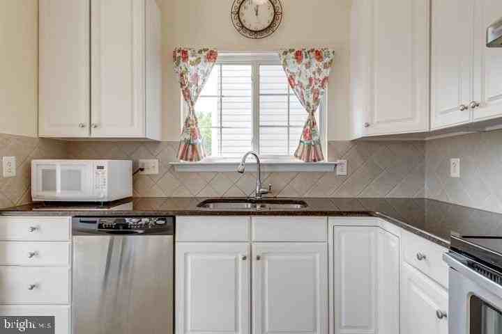 6805 Hollow Glen Ct - Photo 7 of 50