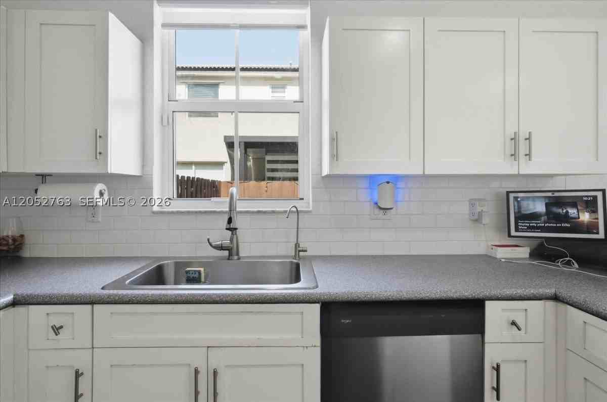 976 Ne 42nd Ave #0 - Photo 6 of 35