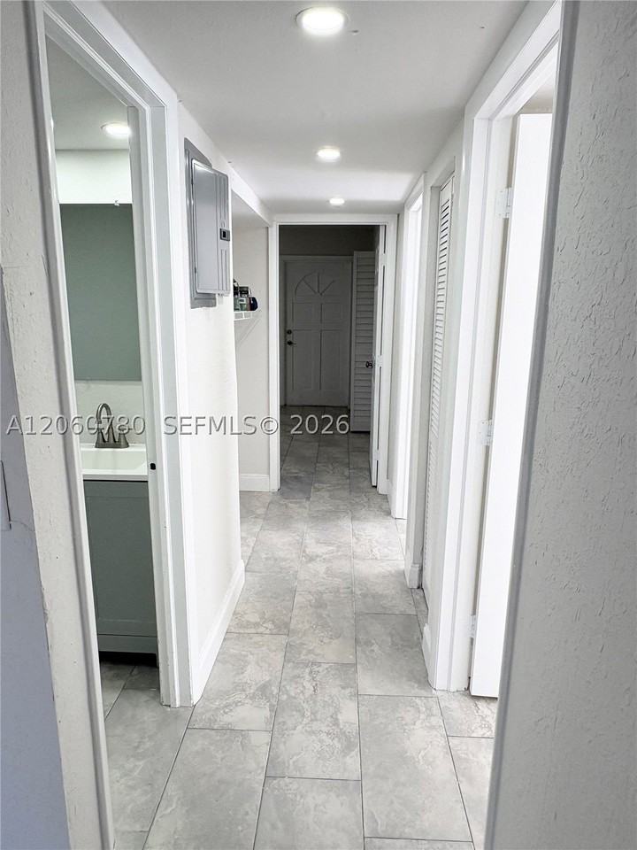 4119 Woodside Dr #2 - Photo 3 of 9