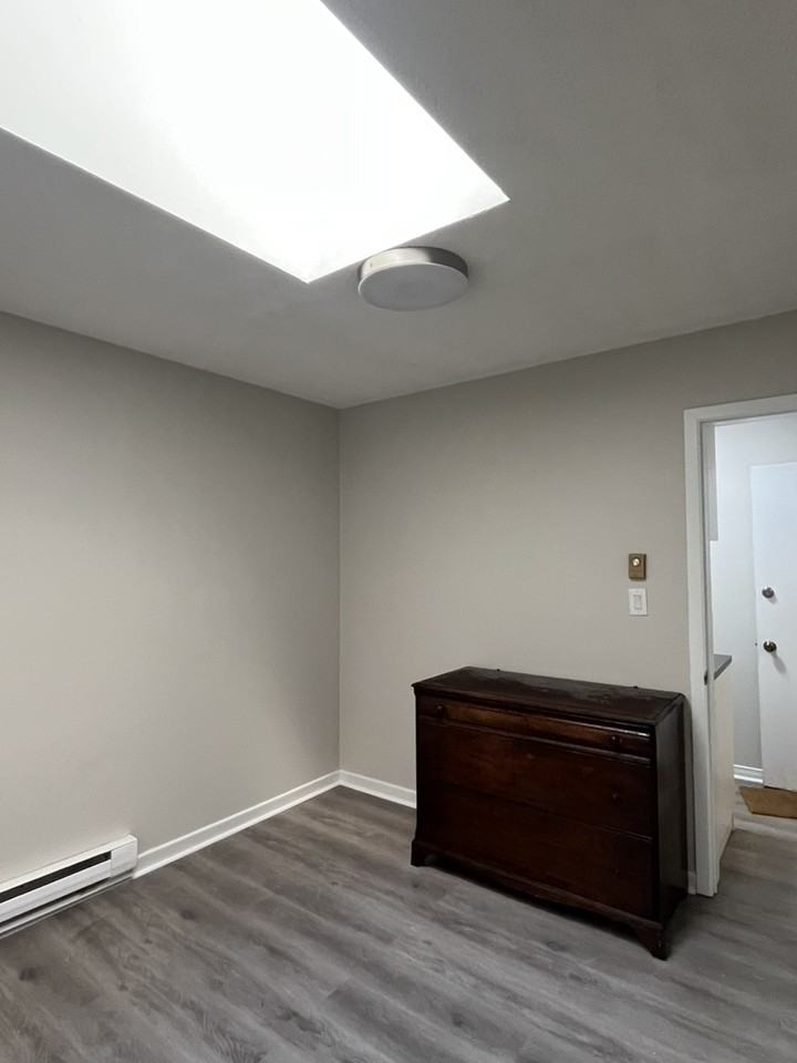 2882 Lake Shore Blvd W - Photo 3 of 10