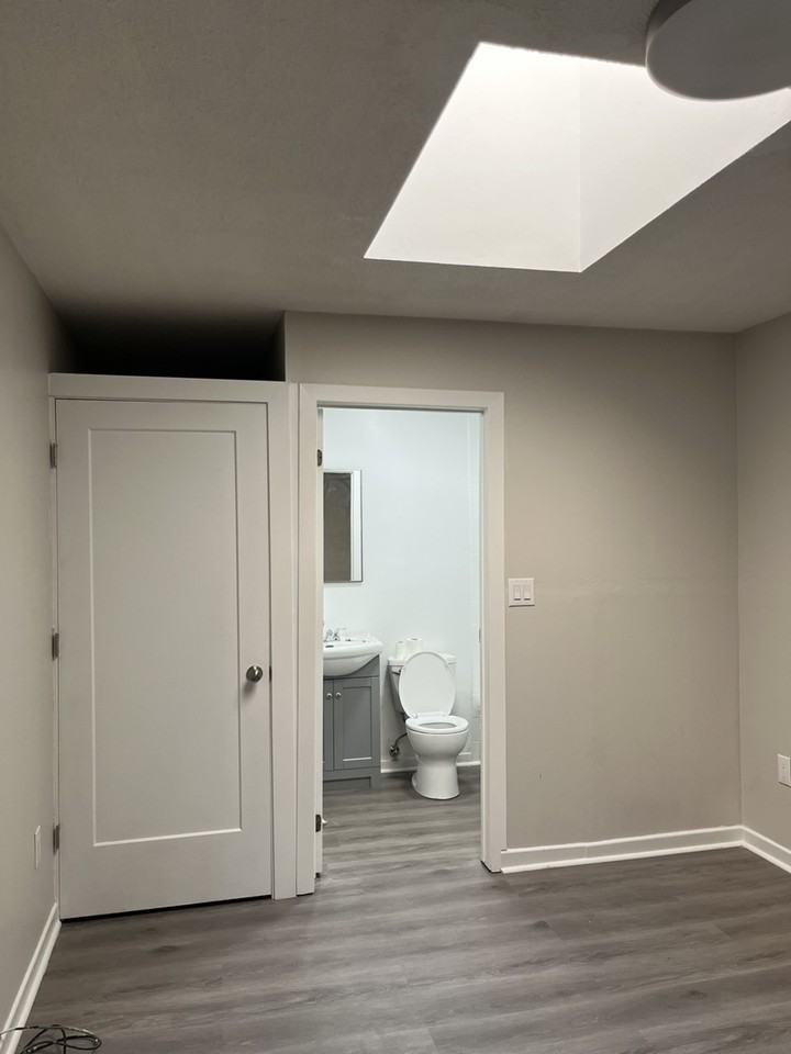 2882 Lake Shore Blvd W - Photo 4 of 10