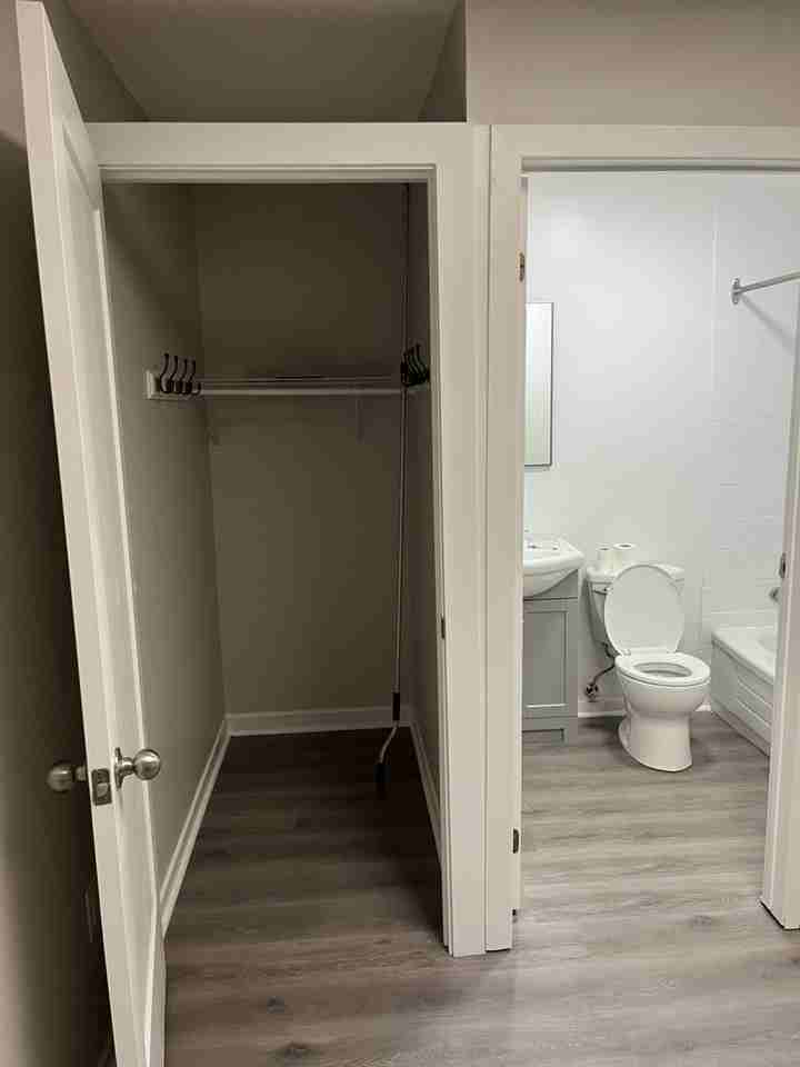 2882 Lake Shore Blvd W - Photo 6 of 10