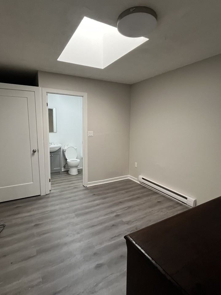 2882 Lake Shore Blvd W - Photo 5 of 10