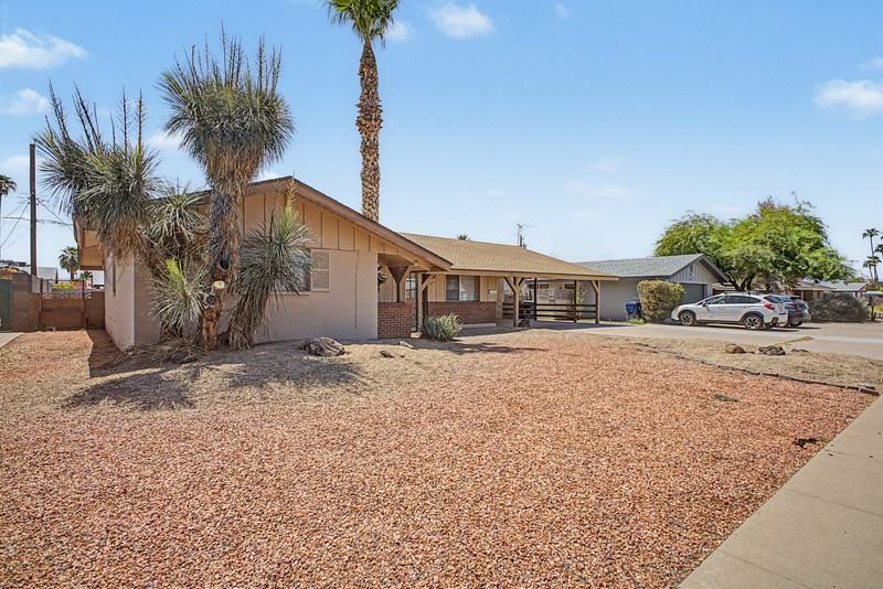 921 E Campus Dr - Photo 2 of 33
