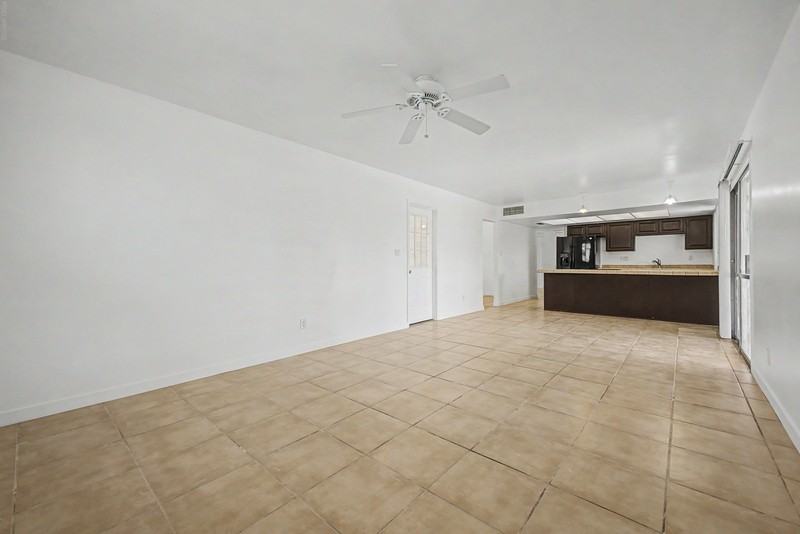 921 E Campus Dr - Photo 7 of 33