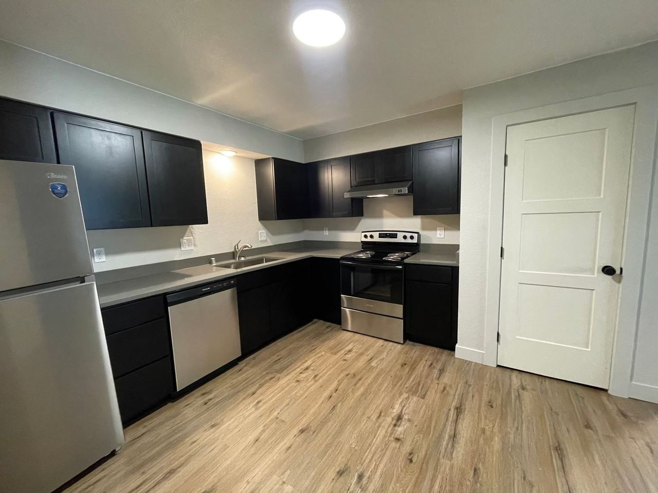 Sandpiper Apartments - Photo 7 of 13