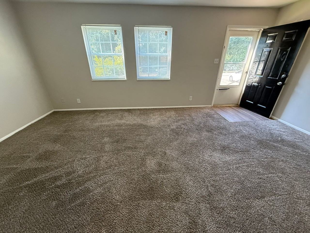 4807 Lakeside Dr - Photo 2 of 15