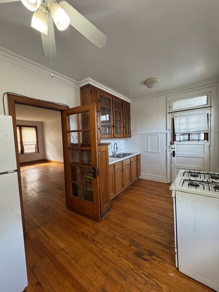 4824 W Addison St - Photo 3 of 18