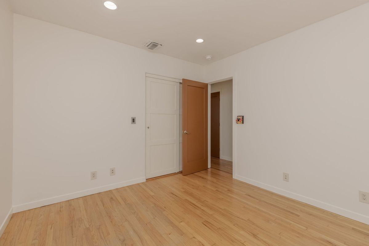 709 Avenue D - Photo 5 of 22