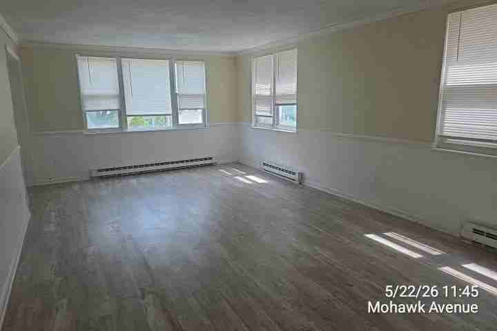 131 Mohawk Ave - Photo 2 of 7
