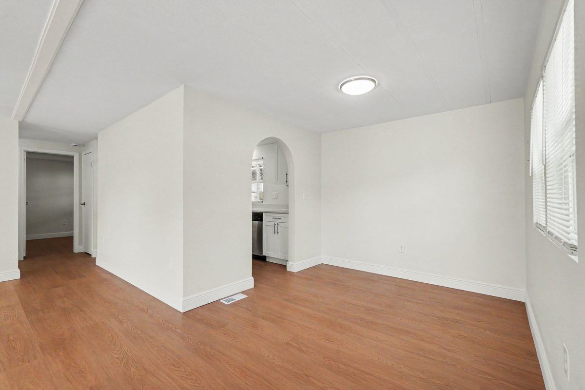 5213 Court St - Photo 4 of 32