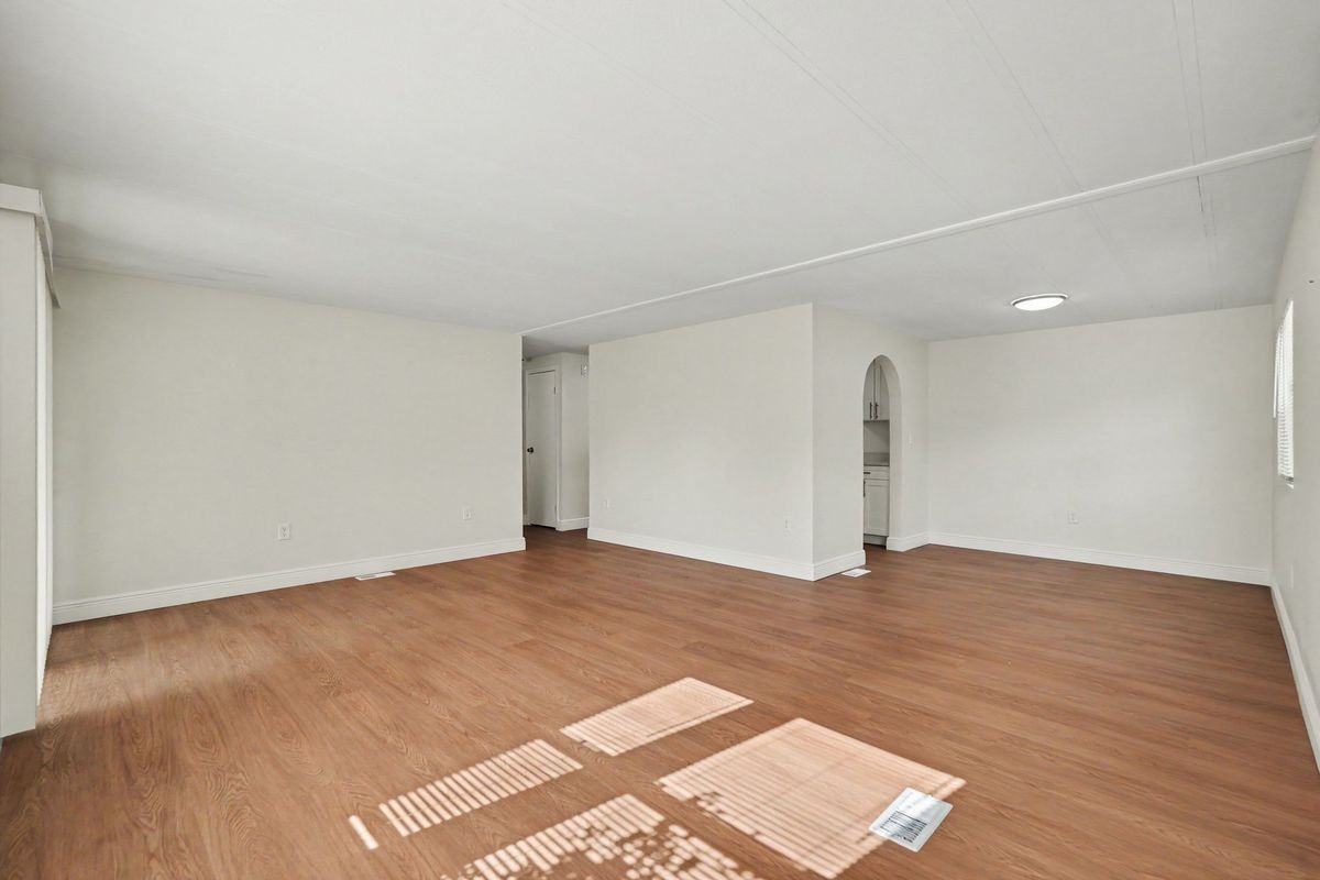 5213 Court St - Photo 5 of 32