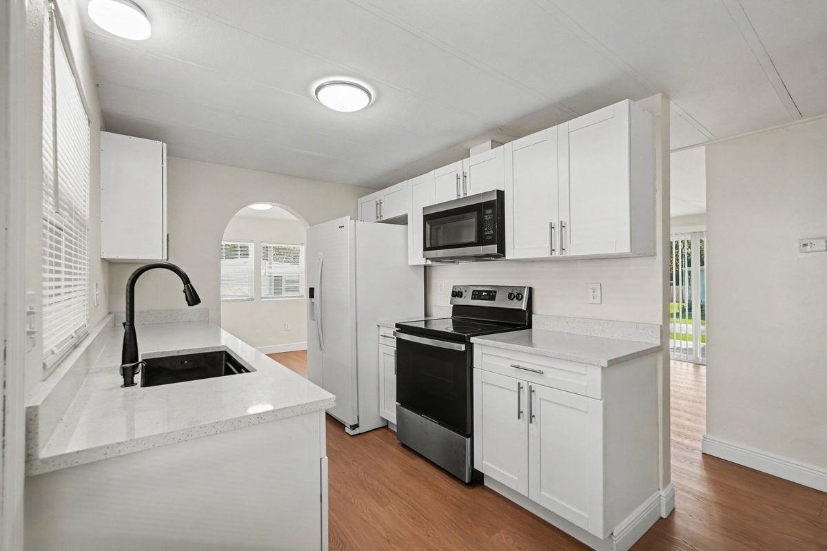 5213 Court St - Photo 7 of 32