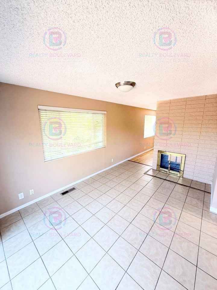 1360 W 12th St - Photo 5 of 20