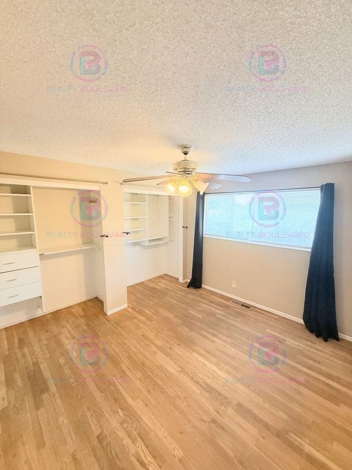 1360 W 12th St - Photo 7 of 20