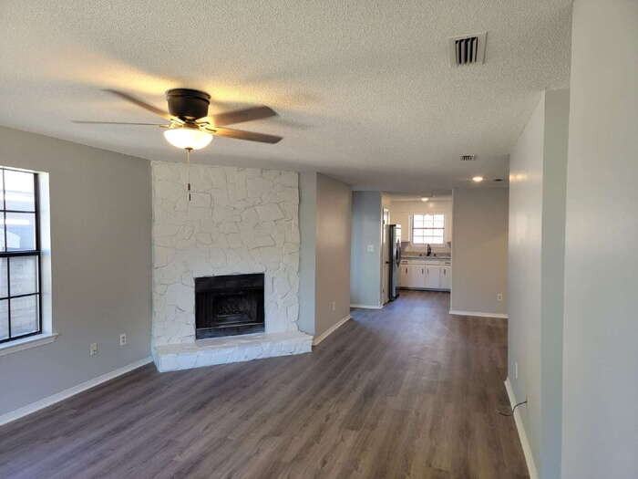 2366 Shoal Creek Dr - Photo 2 of 12