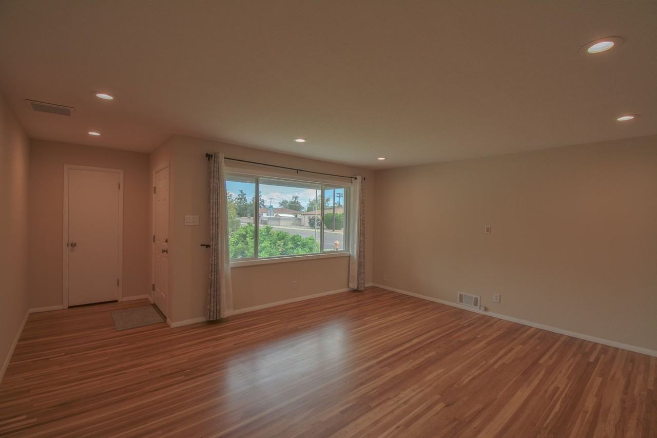 9501 Arvilla Ave Ne - Photo 4 of 28
