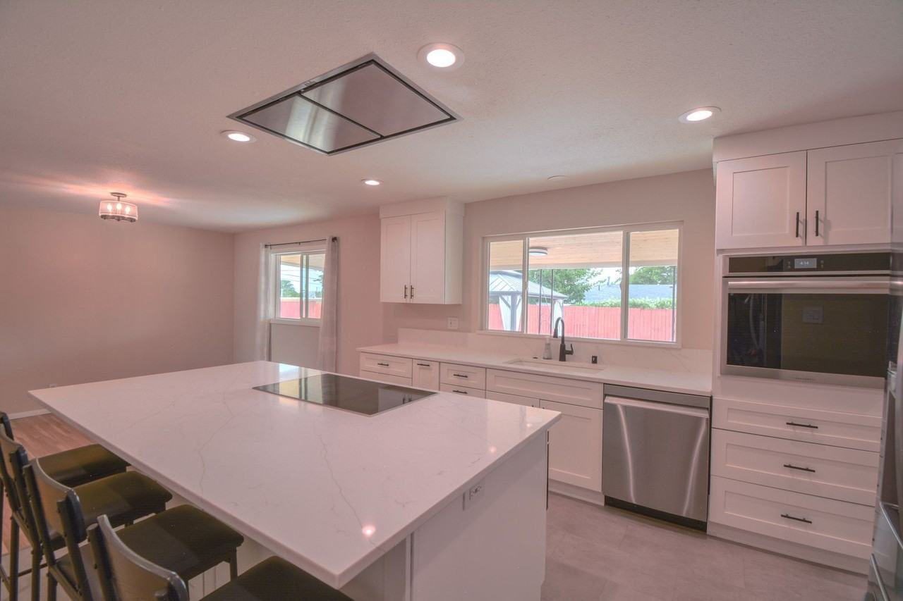 9501 Arvilla Ave Ne - Photo 7 of 28