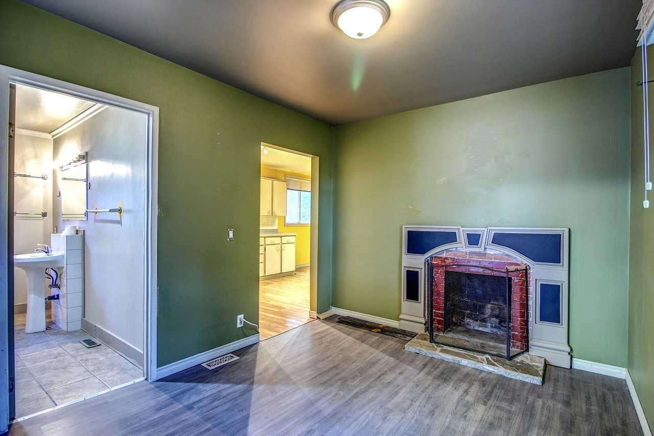 2311 14a St Sw - Photo 4 of 16