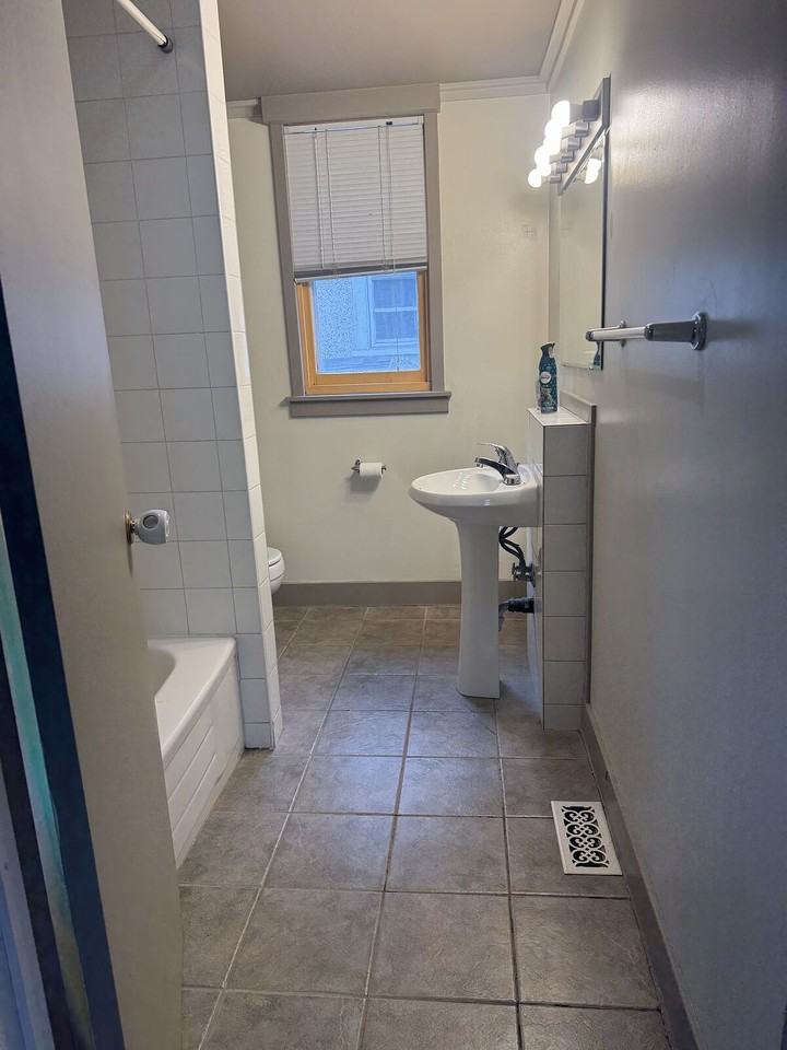 2311 14a St Sw - Photo 7 of 16