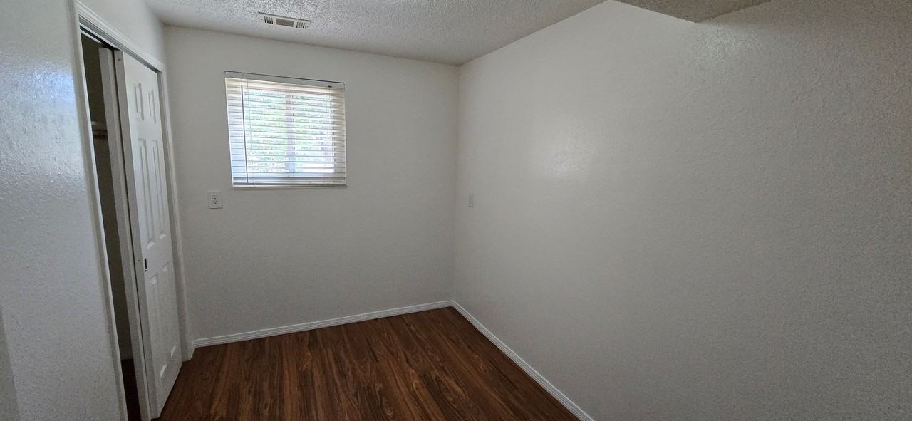 566 Voiles Dr #1 - Photo 3 of 8