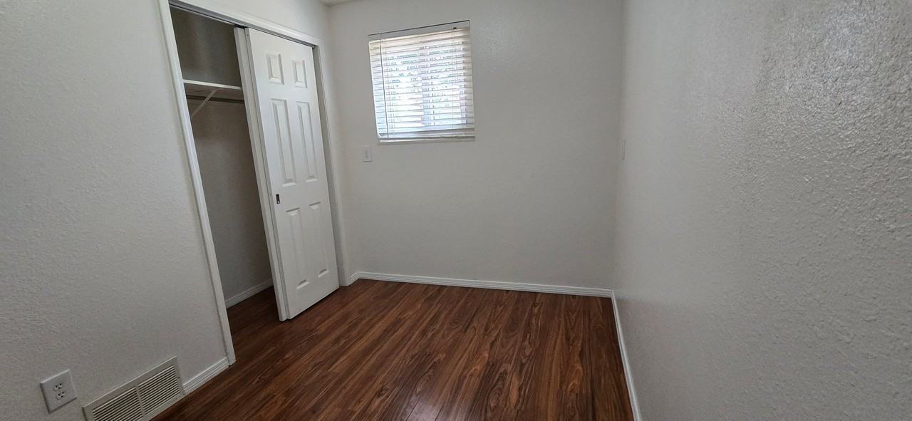 566 Voiles Dr #1 - Photo 5 of 8
