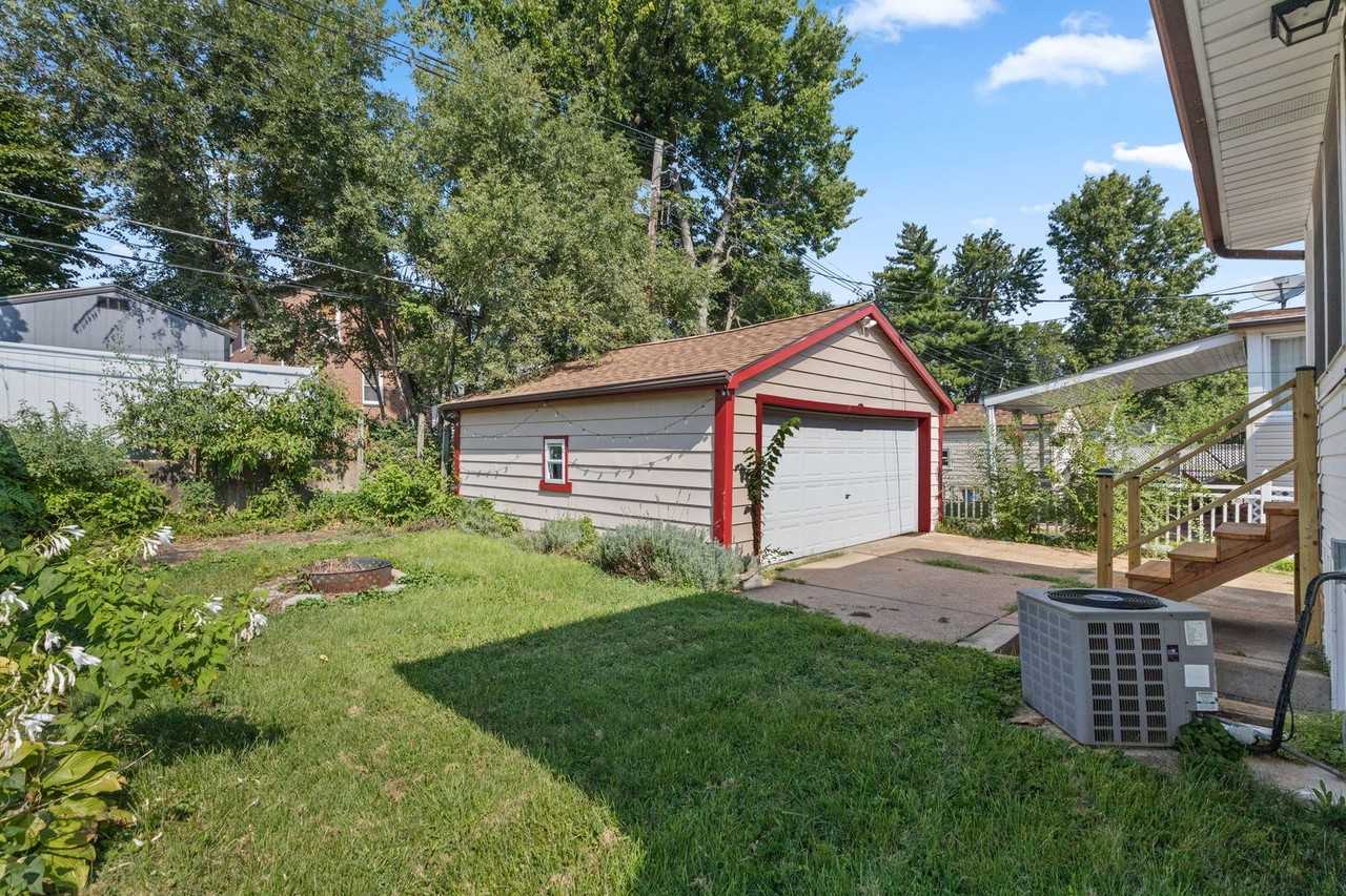 9043 Kathleen Ave - Photo 4 of 26