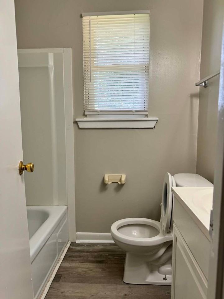 Manchester Arbors Apartments - Photo 3 of 15