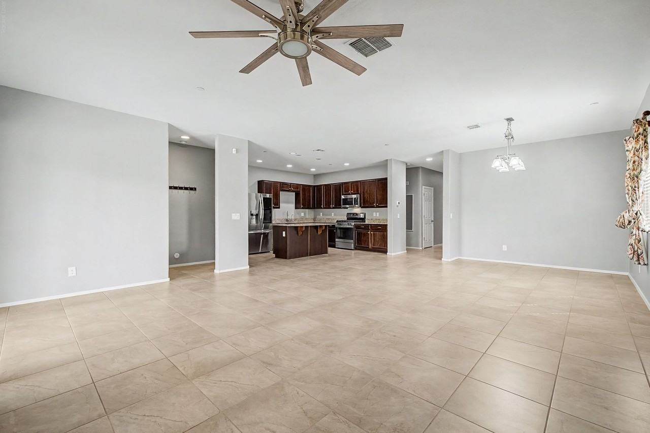 21248 W Palm Ln - Photo 5 of 28