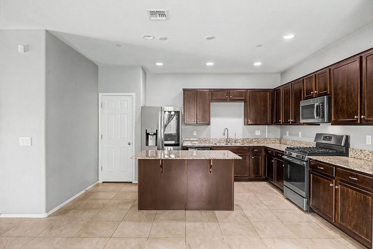 21248 W Palm Ln - Photo 6 of 28