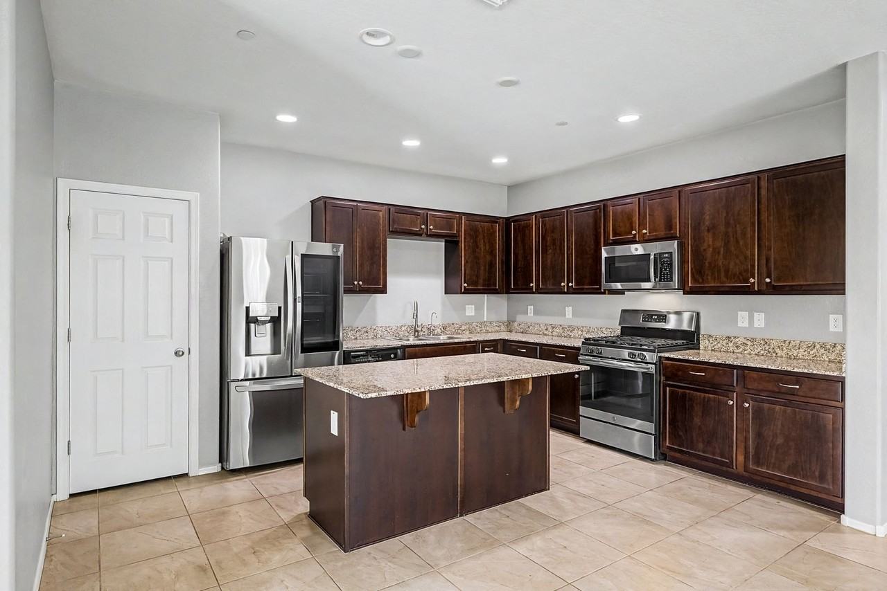 21248 W Palm Ln - Photo 7 of 28