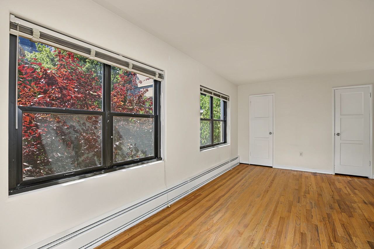 Bay Ridge Court - Photo 4 of 29