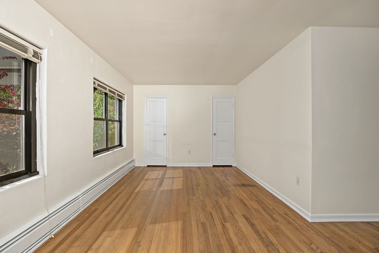 Bay Ridge Court - Photo 5 of 29