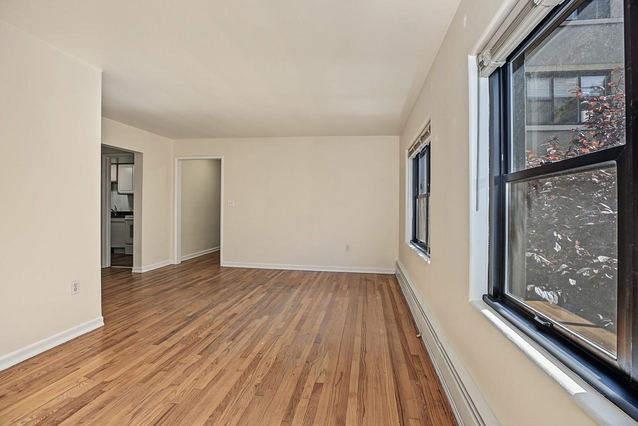 Bay Ridge Court - Photo 6 of 29