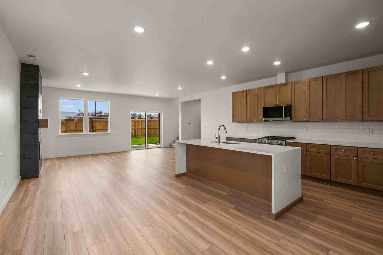828 Spaniel Ln - Photo 4 of 35