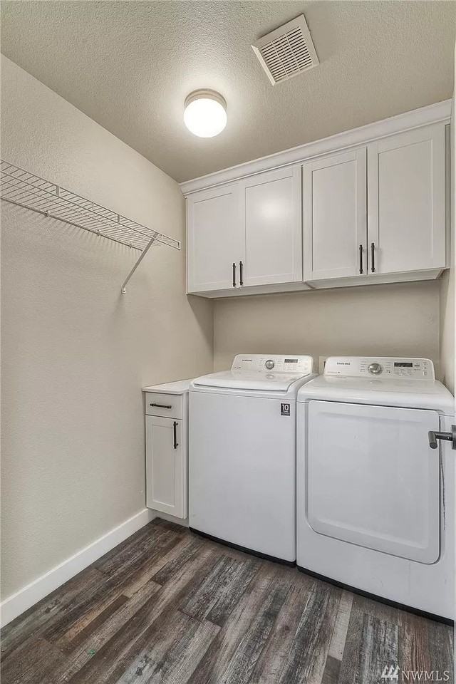 1307 Riddell Ave Ne - Photo 4 of 24