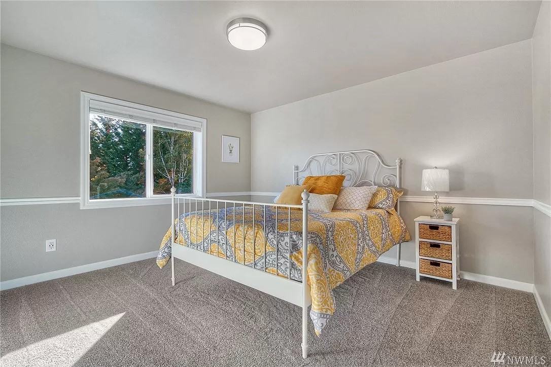 1307 Riddell Ave Ne - Photo 6 of 24