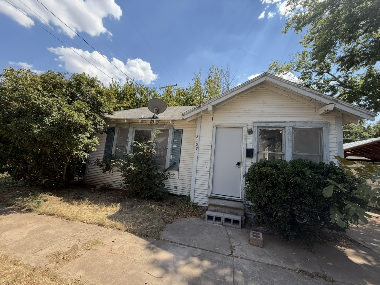 2107 Avenue I - Photo 2 of 14